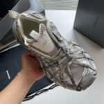 Scarpa sportiva moderna in mesh grigia e crema con lacci elastici e design premium