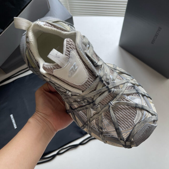 Scarpa sportiva moderna in mesh grigia e crema con lacci elastici e design premium