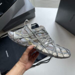 Scarpe sportive innovative, design moderno, leggere e versatile per attività allaperto e stile casual.