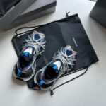 Scarpe sportive outdoor con borsa e confezione premium, stile, comfort e design funzionale.