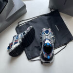 Sneaker sportive moderne con borsa pratica e packaging elegante, stile trendy e design innovativo.
