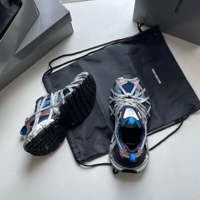 Sneaker sportive moderne con borsa pratica e packaging elegante, stile trendy e design innovativo.