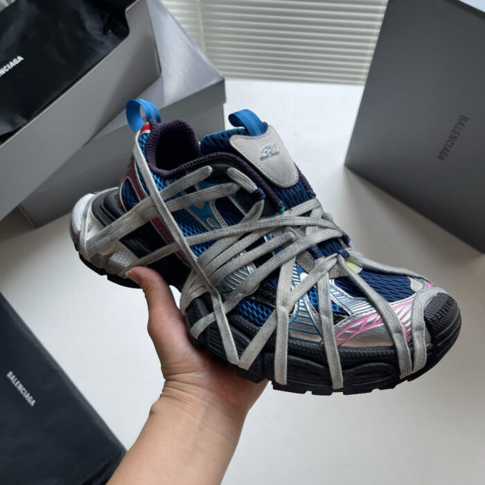 Scarpa sneaker moderna con fasce elastiche bianche e design innovativo, dettaglio di stile unico.
