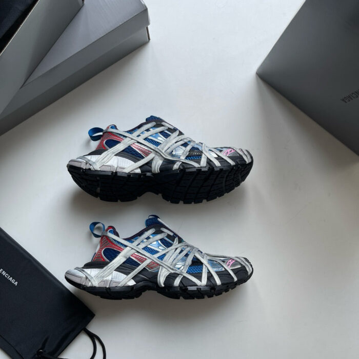 Scarpe sportive moderne con dettagli colorati e packaging elegante, ideali per outdoor e stile urbano.