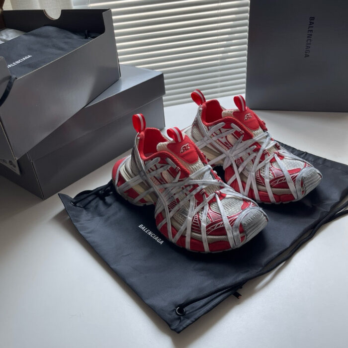 Scarpe da corsa innovative con dettagli rossi, elegante confezione premium, stile e funzionalità superiore.