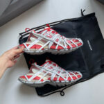 Scarpe sportive rosso e argento con borsa elegante, perfette per attività athleisure e stile.