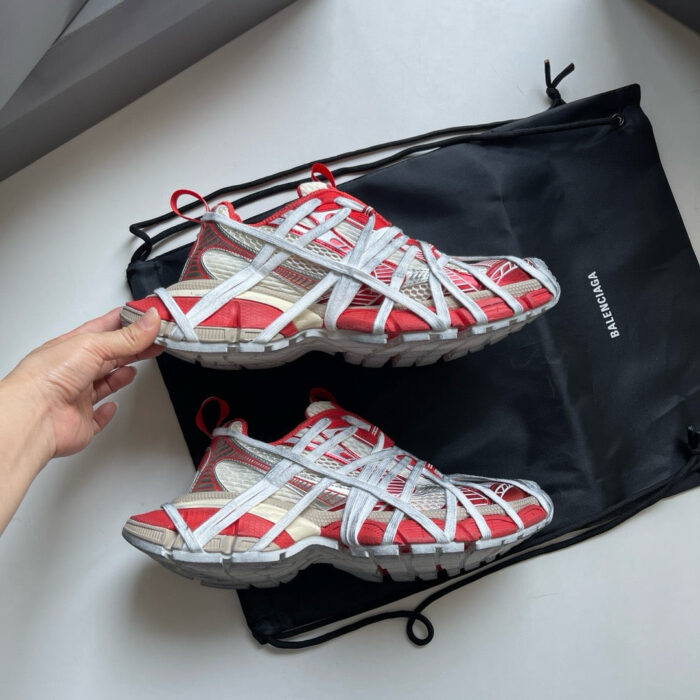 Scarpe sportive rosso e argento con borsa elegante, perfette per attività athleisure e stile.