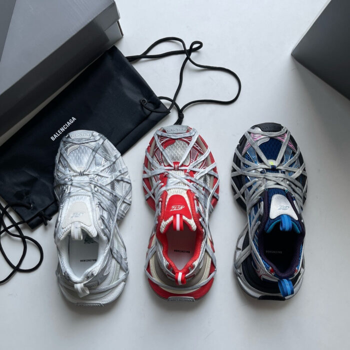 Scarpe sportive elegante in bianco, rosso e navy, stile moderno e design raffinato.
