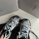 Sneakers Balenciaga moderne su sfondo minimalista, lucido stile streetwear di lusso.