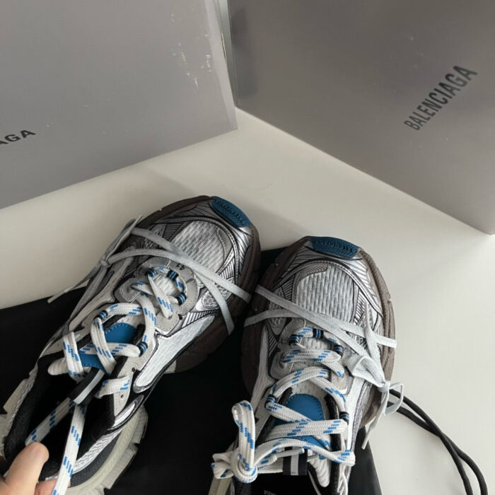 Sneakers Balenciaga moderne su sfondo minimalista, lucido stile streetwear di lusso.