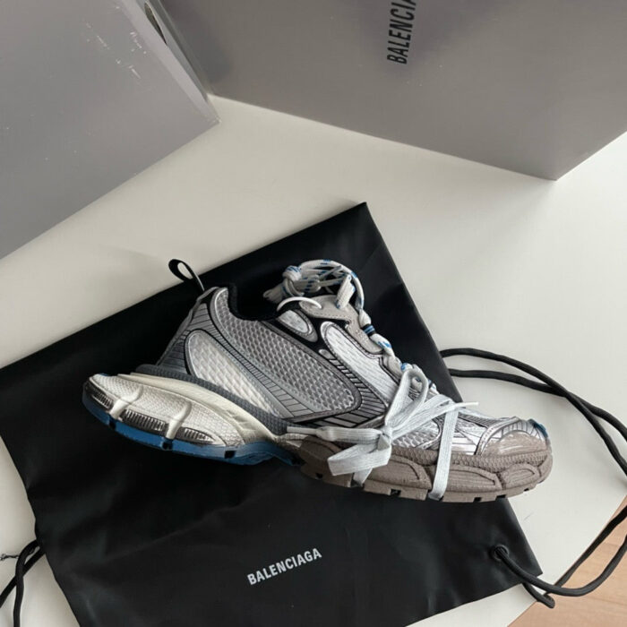 Sneaker Balenciaga futuristica con dust bag nero e scatole di lusso in stile minimalista