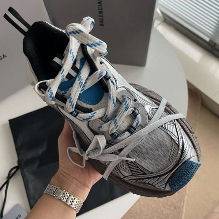 Sneaker Balenciaga di lusso con design innovativo e dettagli colorati, stile moderno e alla moda.