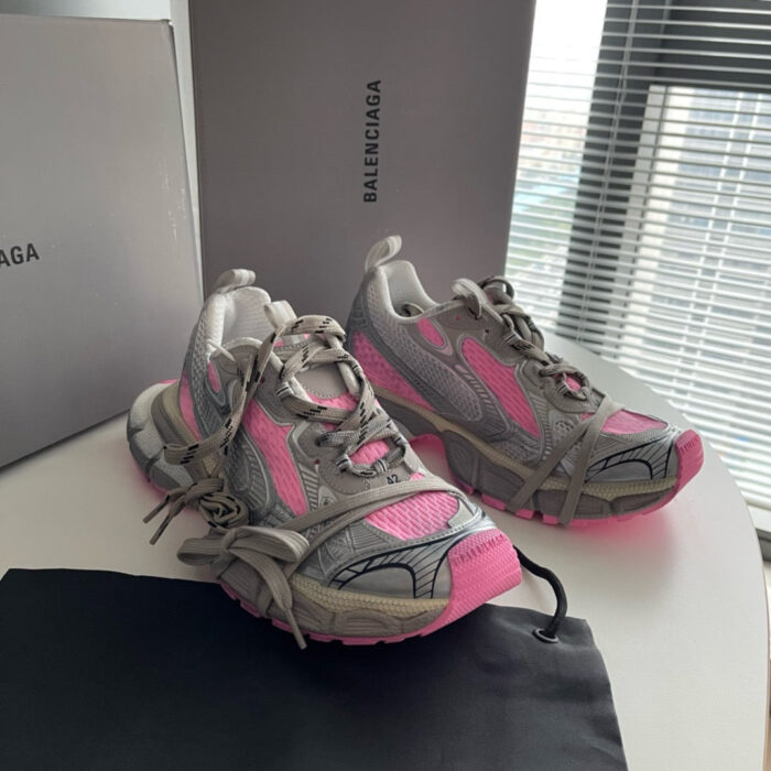 Sneakers Balenciaga in mesh e rosa, eleganti e di lusso con scatole e dust bag.