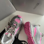 Sneakers Balenciaga silver e rosa dal design moderno, stile sportivo e accattivante.