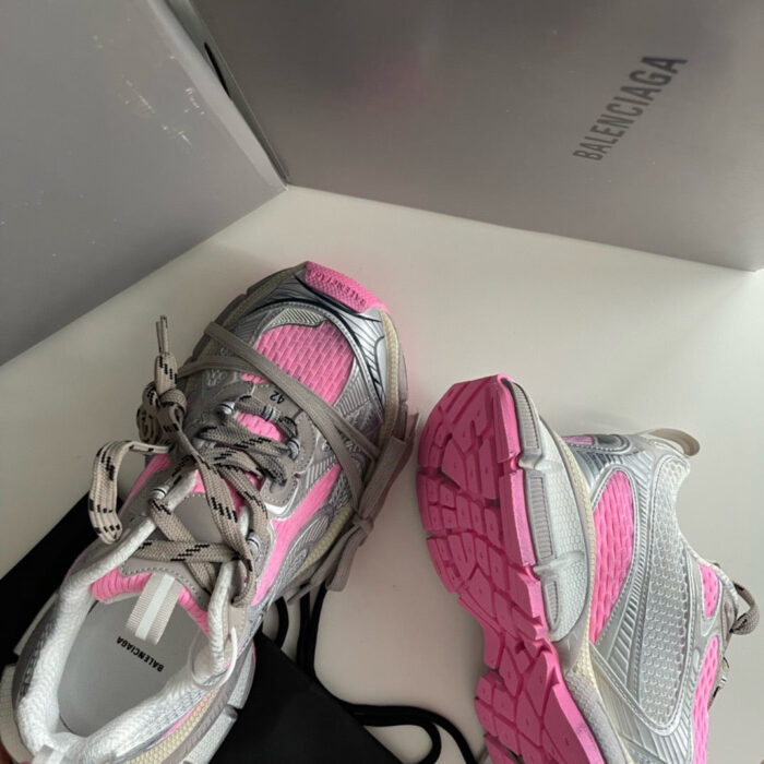 Sneakers Balenciaga silver e rosa dal design moderno, stile sportivo e accattivante.