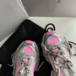 Sneakers Balenciaga in grigio e rosa, stile sportivo di lusso e design moderno.
