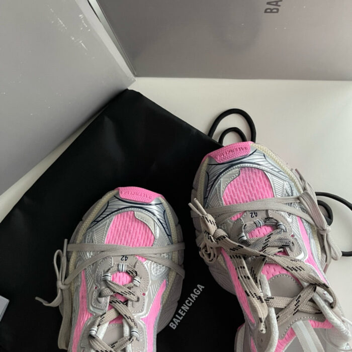 Sneakers Balenciaga in grigio e rosa, stile sportivo di lusso e design moderno.