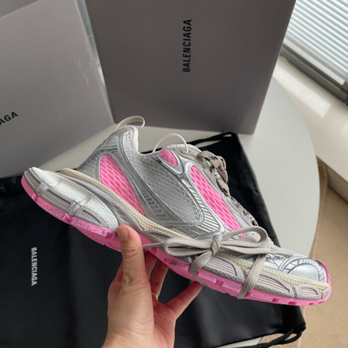 Sneaker futuristica Balenciaga con dettagli rosa, design moderno e materiali traslucidi, in ambiente elegante.