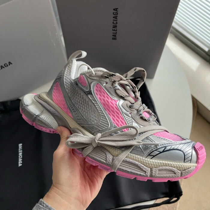 Sneaker Balenciaga moderna con dettagli color rosa e design futuristico, elegante e di alta qualità.