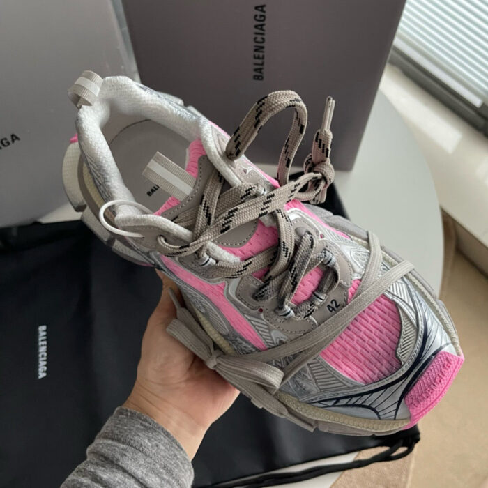 Scarpa Balenciaga moderna con dettagli colorati e design innovativo, in ambiente elegante e luminoso.