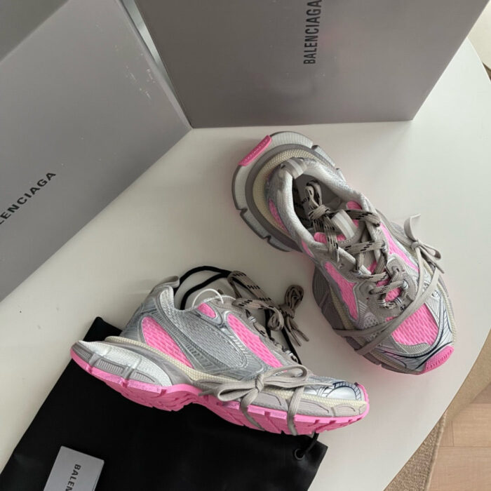 Scarpe sportive di lusso Balenciaga con box e borsa in stile moderno e sofisticato.