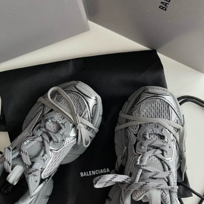 Sneakers Balenciaga di design moderno con confezione minimalista e borsa elegante in stile lusso.