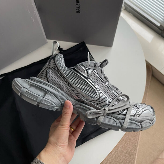 Sneaker futuristica moderna, design elegante, dettagli di alta qualità, perfetta per stile e comfort.