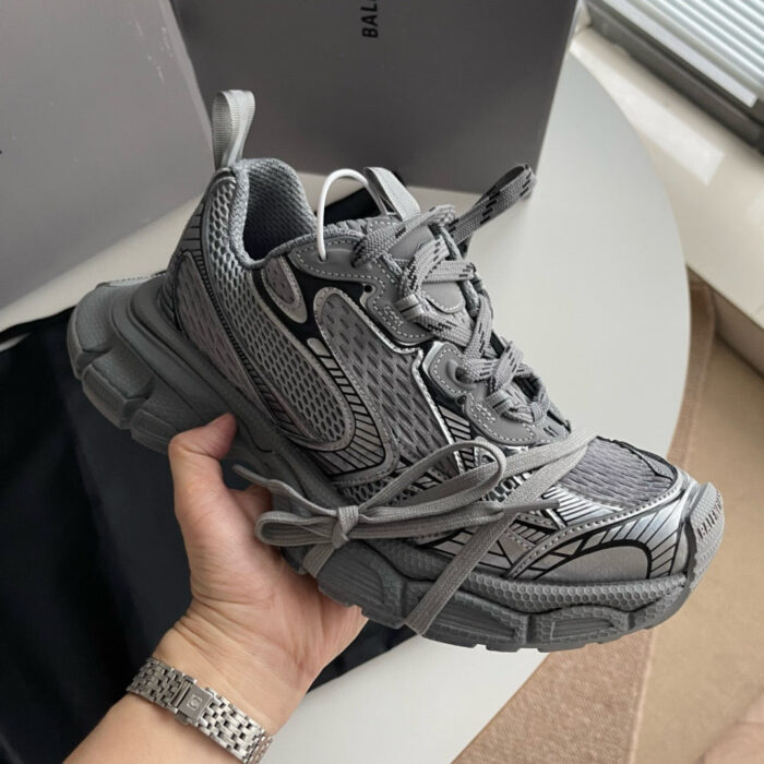 Scarpa da corsa grigia, design moderno, suola robusta, ideale per sport e stile casual.