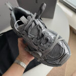 Sneaker sportiva moderna in grigio, versatile e elegante, perfetta per sport e casual.