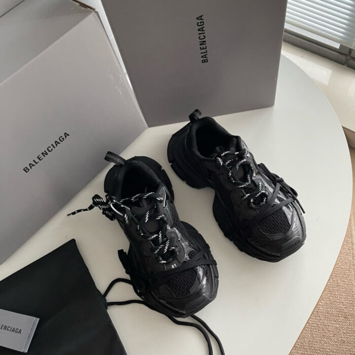 Scarpe Balenciaga di lusso, stile moderno e design elegante su tavolo minimalista.