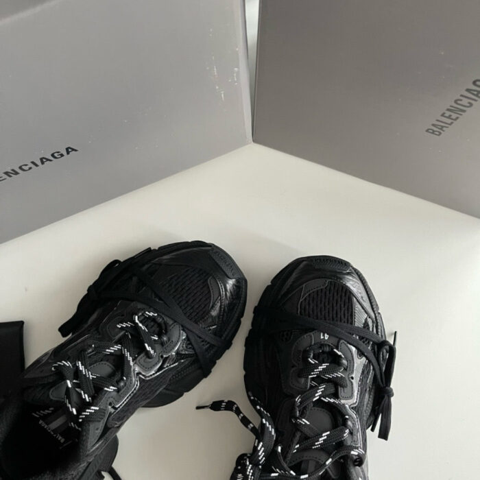 Sneaker Balenciaga moderne e di lusso con confezione minimalista, stile urbano e dettagli distintivi.