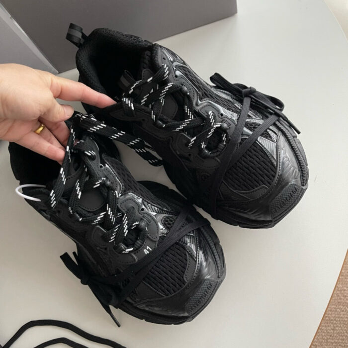 Sneakers nere sportive moderne, leggere e comode per allenamento e uso quotidiano.