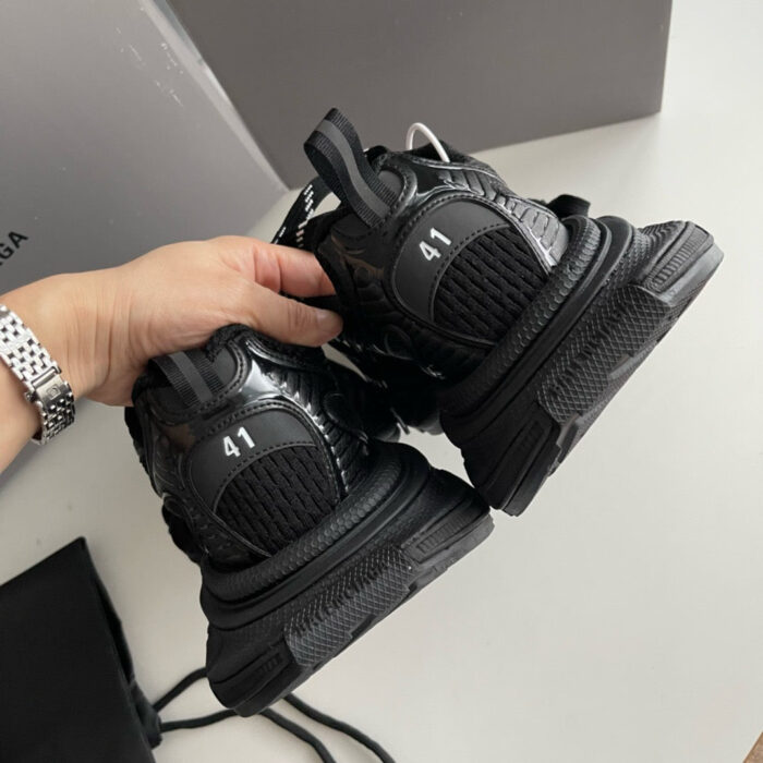 Scarpe sportive nere uomo con numero 41, design moderno, comfort e ottima trazione.