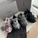 Sneaker Balenciaga di lusso, design moderno e stili trendy per un look di alta moda.
