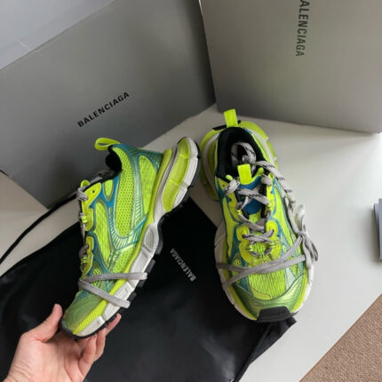 Sneakers neon green di lusso Balenciaga, stile sportivo e moderno con elegance preso di moda.