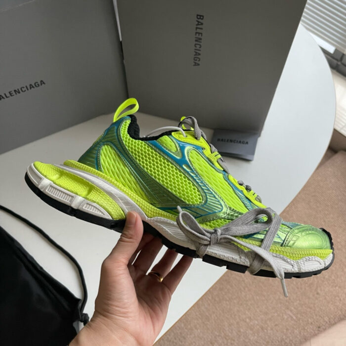 Sneaker neon gialla Balenciaga, sportiva di lusso, con design moderno e dettagli riflettenti.