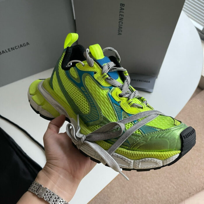 Sneaker futuristica neon verde Balenciaga, design innovativo e stile di alta moda.