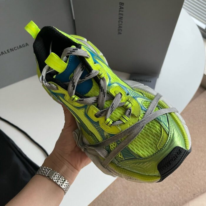 Sneaker sportiva neon verde Balenciaga, design elegante e performance per lo stile urbano moderno.
