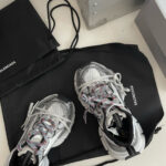 Sneakers alla moda con borsa elegante e packaging di lusso per uno stile urbano raffinato.