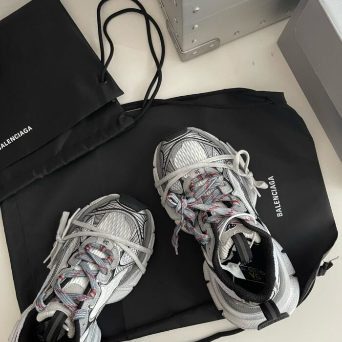 Sneakers alla moda con borsa elegante e packaging di lusso per uno stile urbano raffinato.