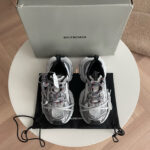 Sneaker Balenciaga di lusso su tavolo bianco, stile moderno e dettagli raffinati.