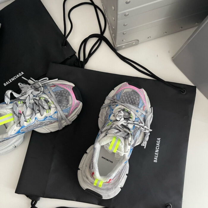 Scarpe da ginnastica di lusso Balenciaga su borsa minimalista, stile sportivo e moda contemporanea.