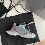 Scarpa Balenciaga multifattoriale su borsa nera elegante, stile moderno e di lusso.