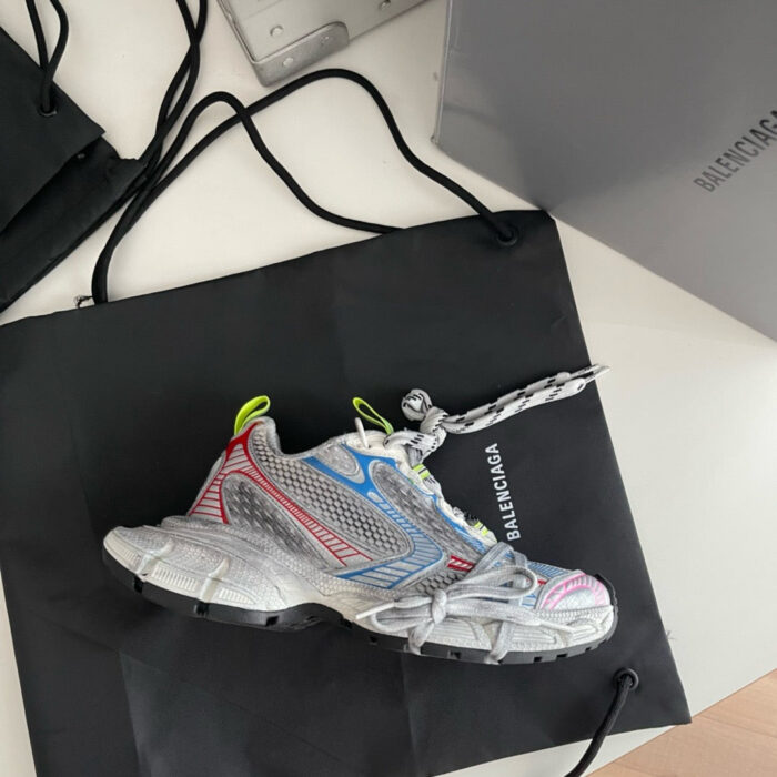 Scarpa Balenciaga multifattoriale su borsa nera elegante, stile moderno e di lusso.