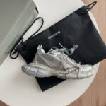 Sneaker Balenciaga, borsa e scatola in stile urbano, moda streetwear di lusso.