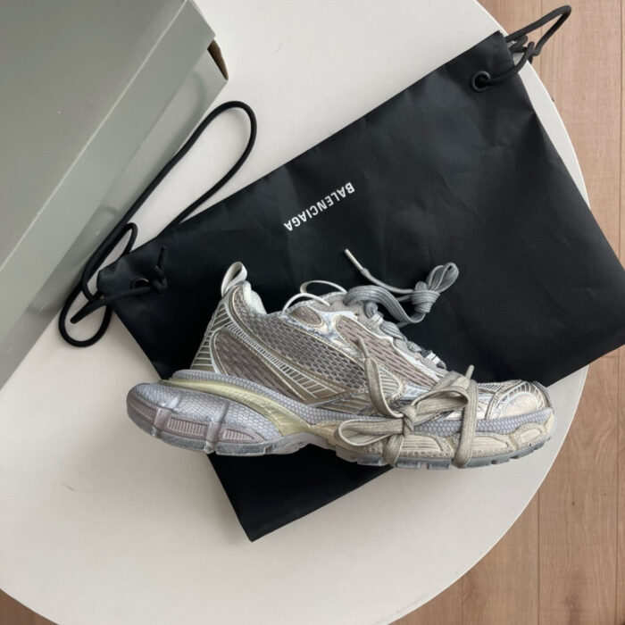 Sneaker Balenciaga, borsa e scatola in stile urbano, moda streetwear di lusso.