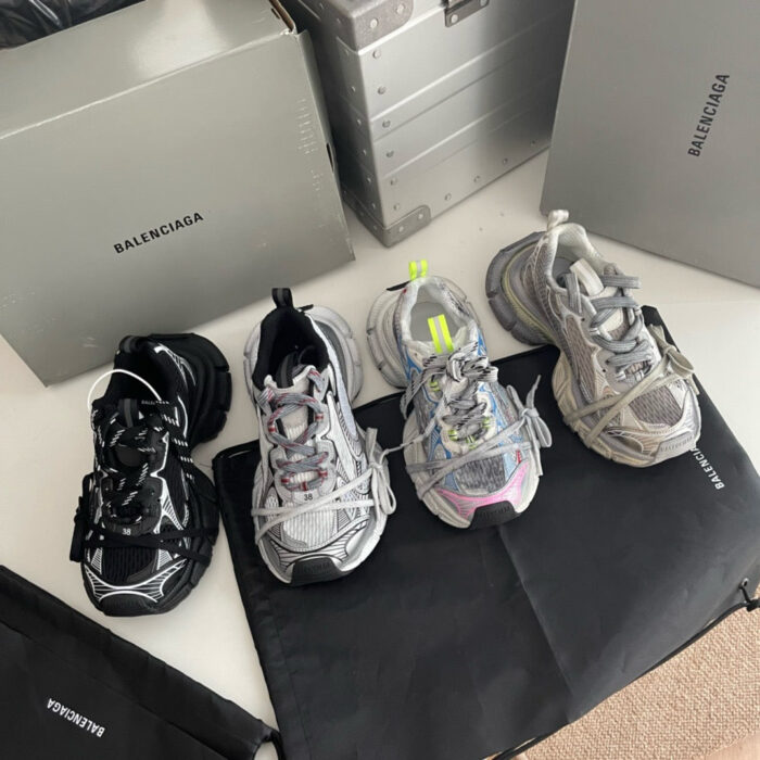 Sneaker Balenciaga moderne con design audace e materiali di alta qualità, display di tre paia e scatole originali.