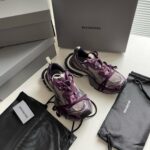 Sneakers Balenciaga di lusso con scatole eleganti e accessori di alta moda.