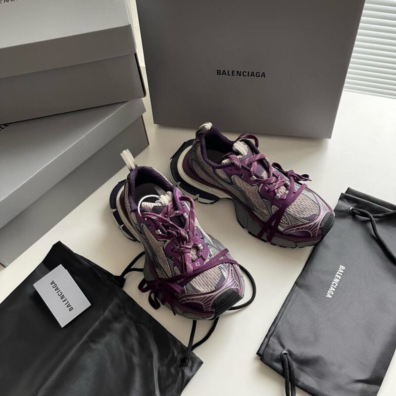 Sneakers Balenciaga di lusso con scatole eleganti e accessori di alta moda.