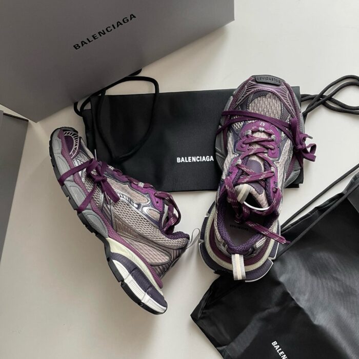 Sneakers Balenciaga colorate con confezione di lusso e dust bag, stile sportivo ed elegante.